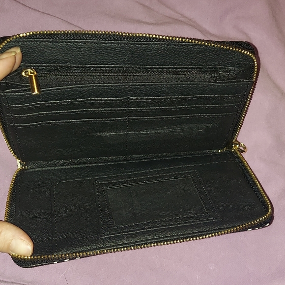 Betsey Johnson Black Wallet with White/Bone Skull Print and Gold Accents - Picture 4 of 7